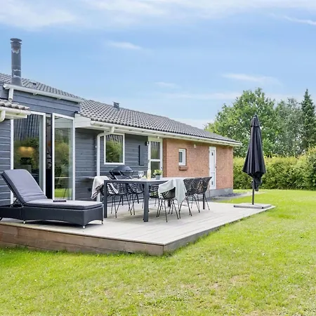 Svenn - 300m From The Sea By Interhome